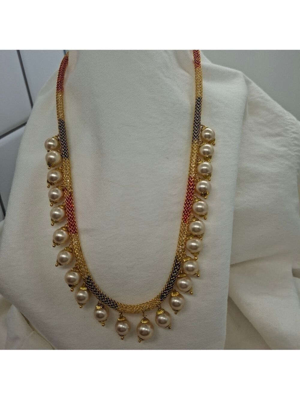 Necklace Goldtone and pearl with crystals inside the chain.